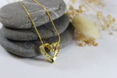 Minimal Kıvrımlı Gold Taş Detaylı Kalp Kolye