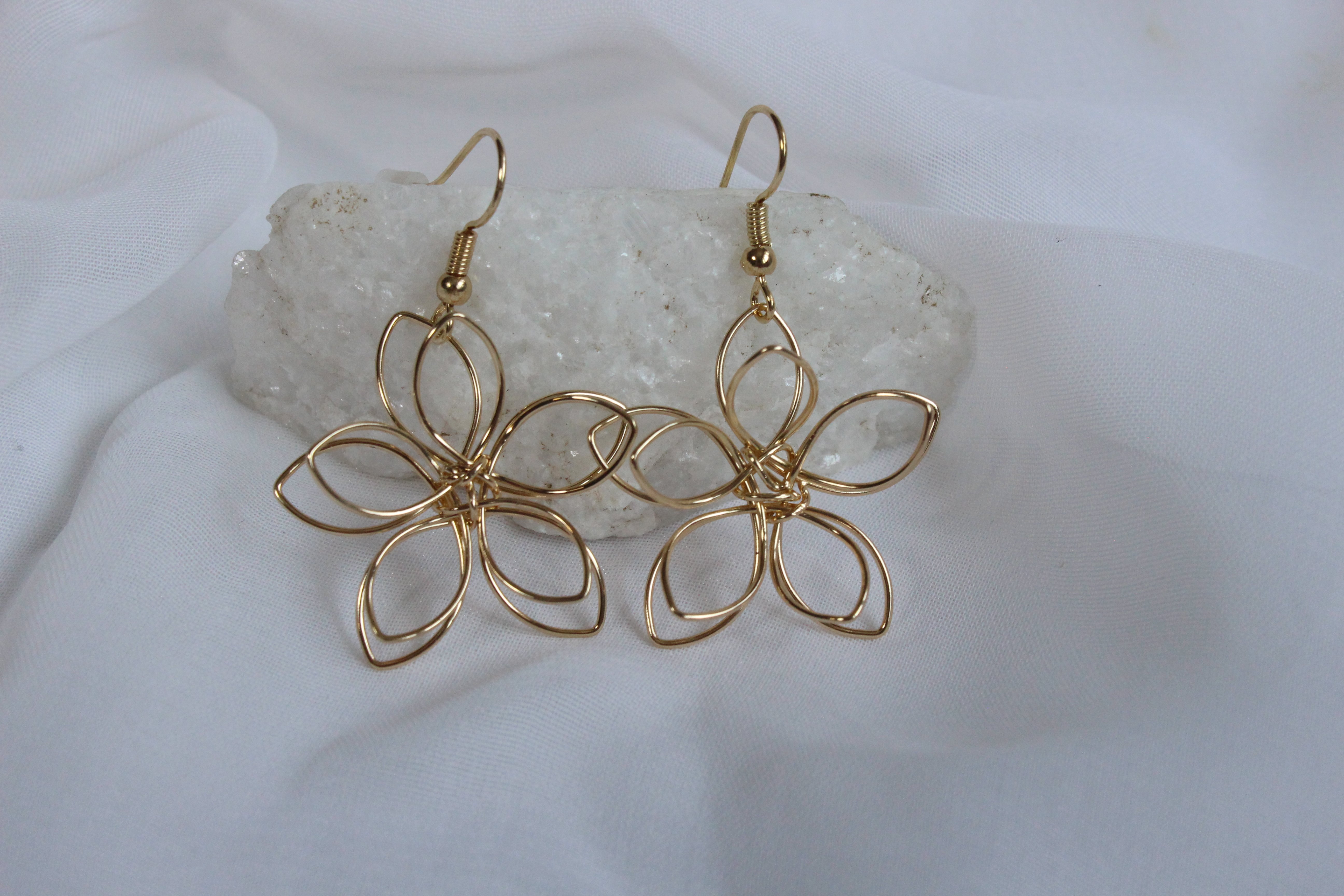 Golden Flora – Çelik Tel Çiçek Küpe