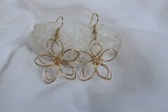 Golden Flora – Çelik Tel Çiçek Küpe
