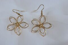 Golden Flora – Çelik Tel Çiçek Küpe