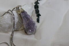 Mystic Amethyst – Ham Doğal Ametist Taşı Kolye