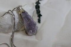 Mystic Amethyst – Ham Doğal Ametist Taşı Kolye