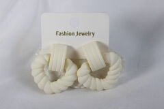 Cream Twist – Mat Beyaz Spiral Küpe