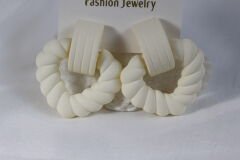Cream Twist – Mat Beyaz Spiral Küpe