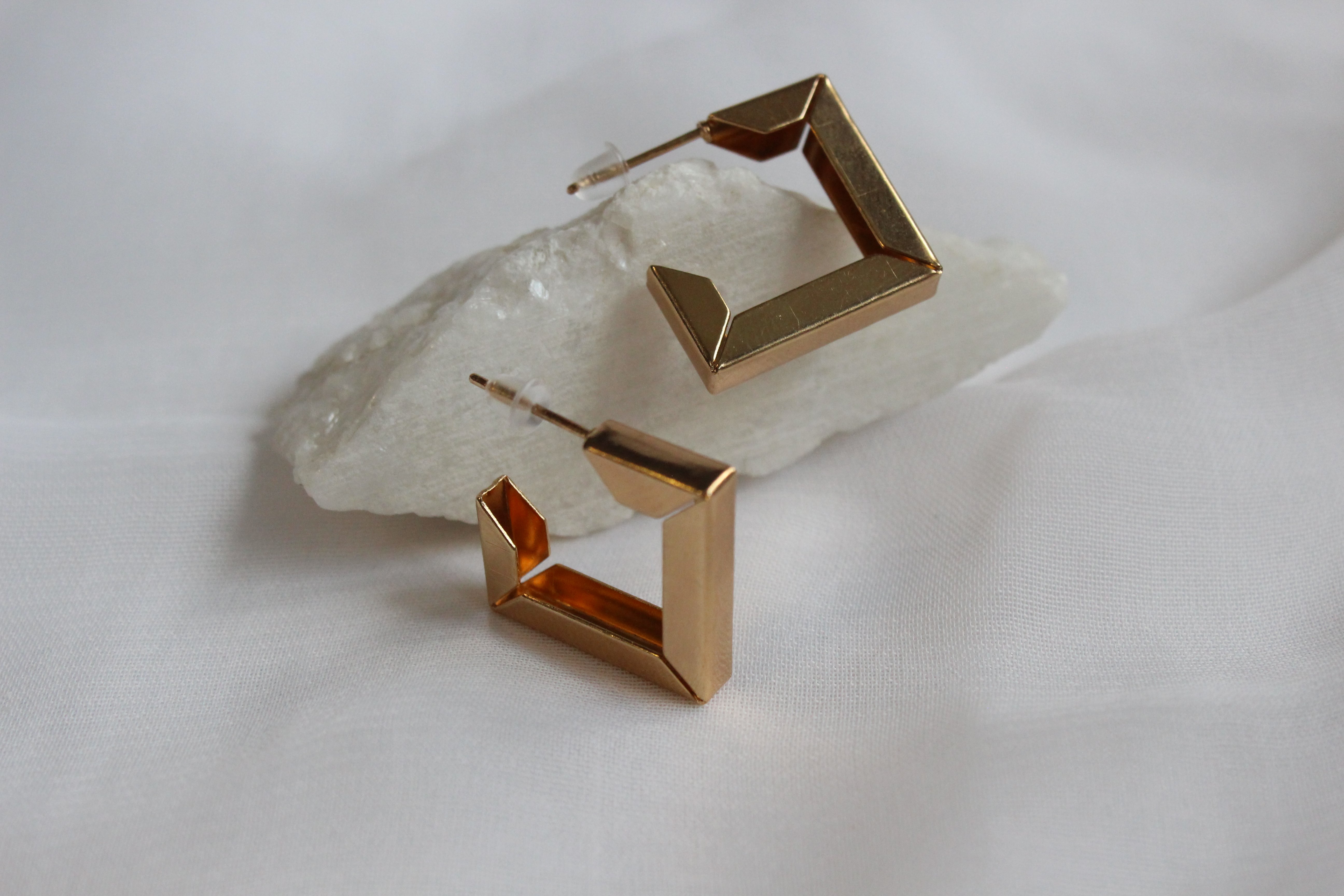 Edge & Glow – Köşeli Bronz Küpe