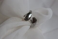 Embrace Me – Sarılan Yüzük