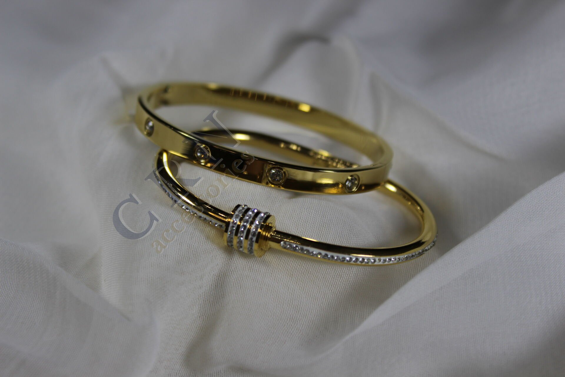 Gold Glow – Taş Detaylı Kelepçe Seti