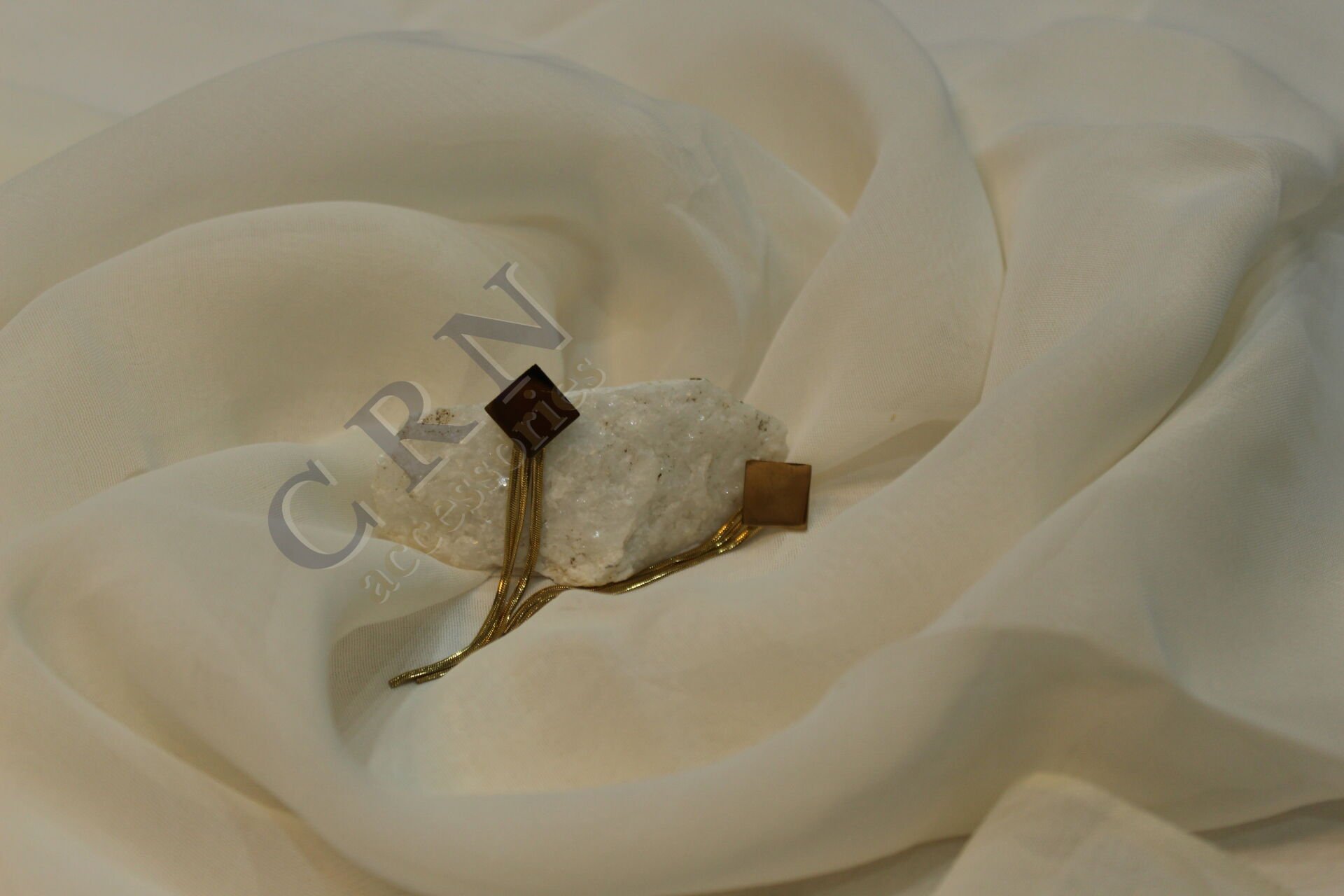 Midnight Flow - Sallantılı Kare Gold Küpe