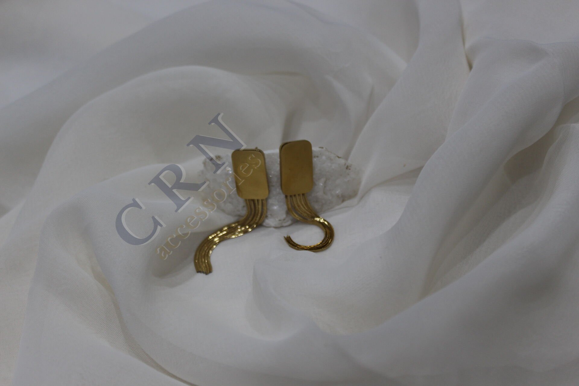 Velvet Flow - Dikdörtgen Model Sallantılı Gold Küpe