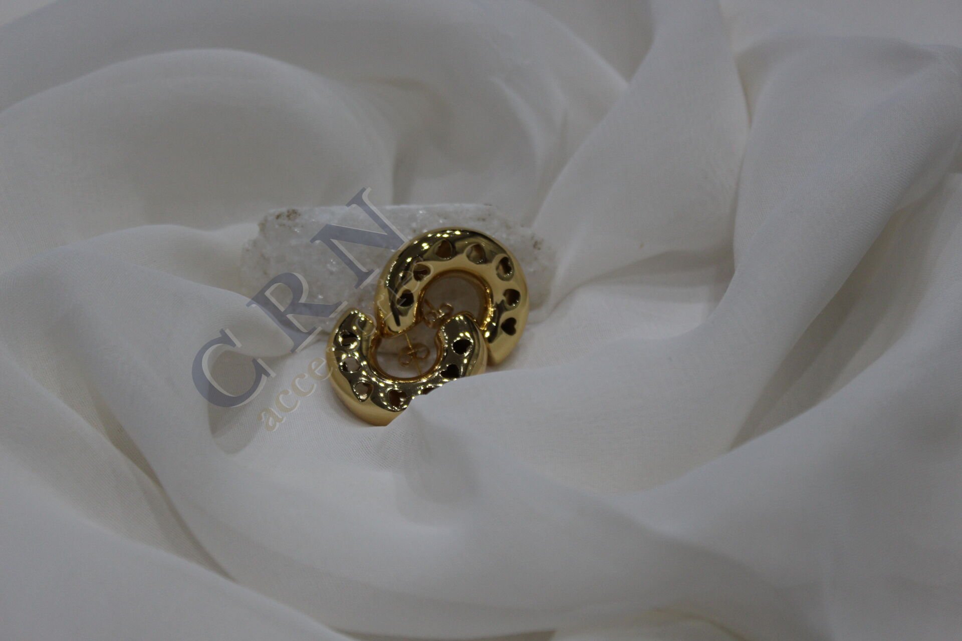 Heartbeat Glow - Tombul Halka Kalp Detaylı Küpe