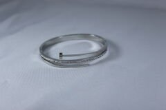 Silver Grip – Işıltılı Güç Bilekliği