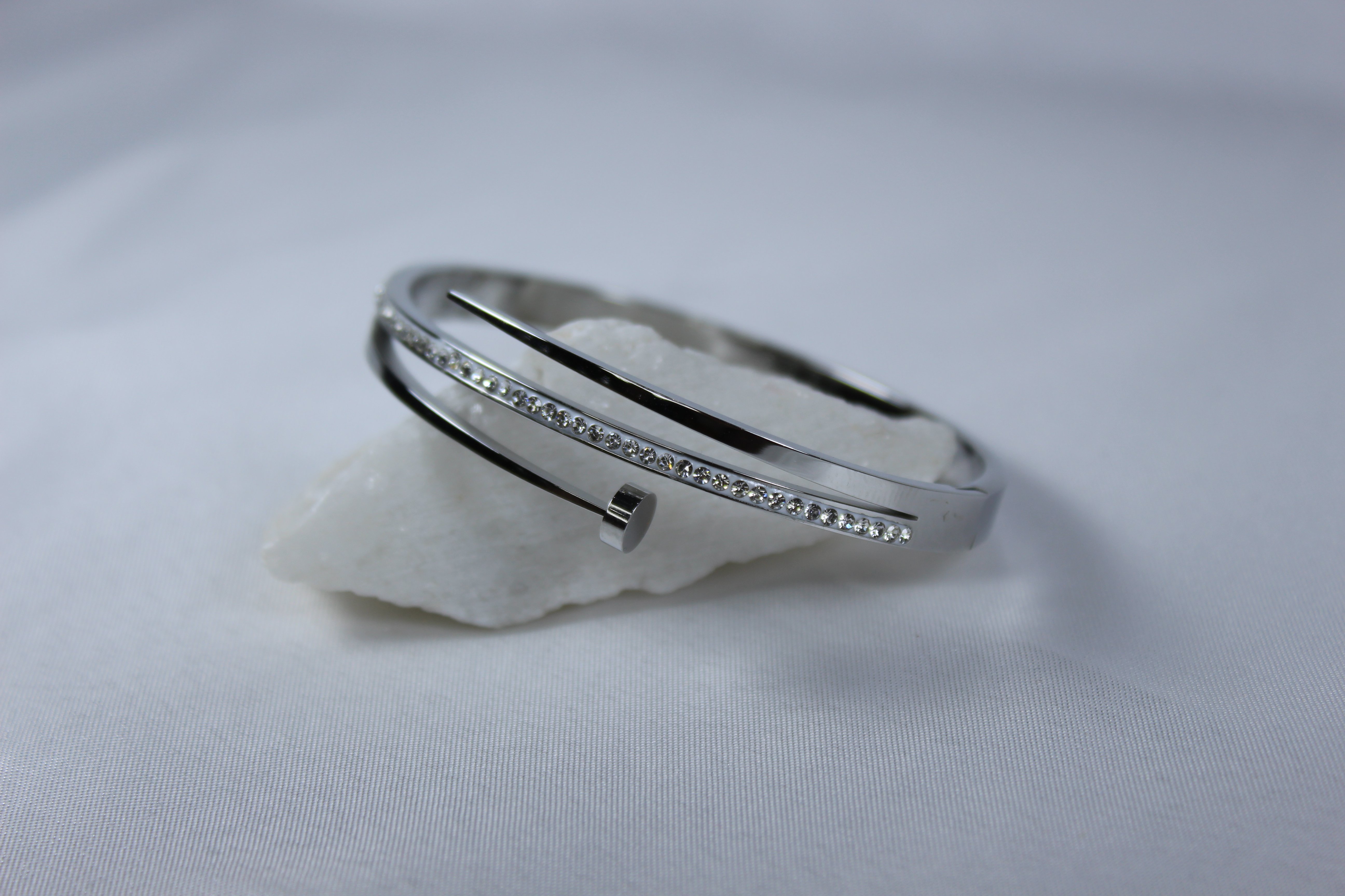 Silver Grip – Işıltılı Güç Bilekliği