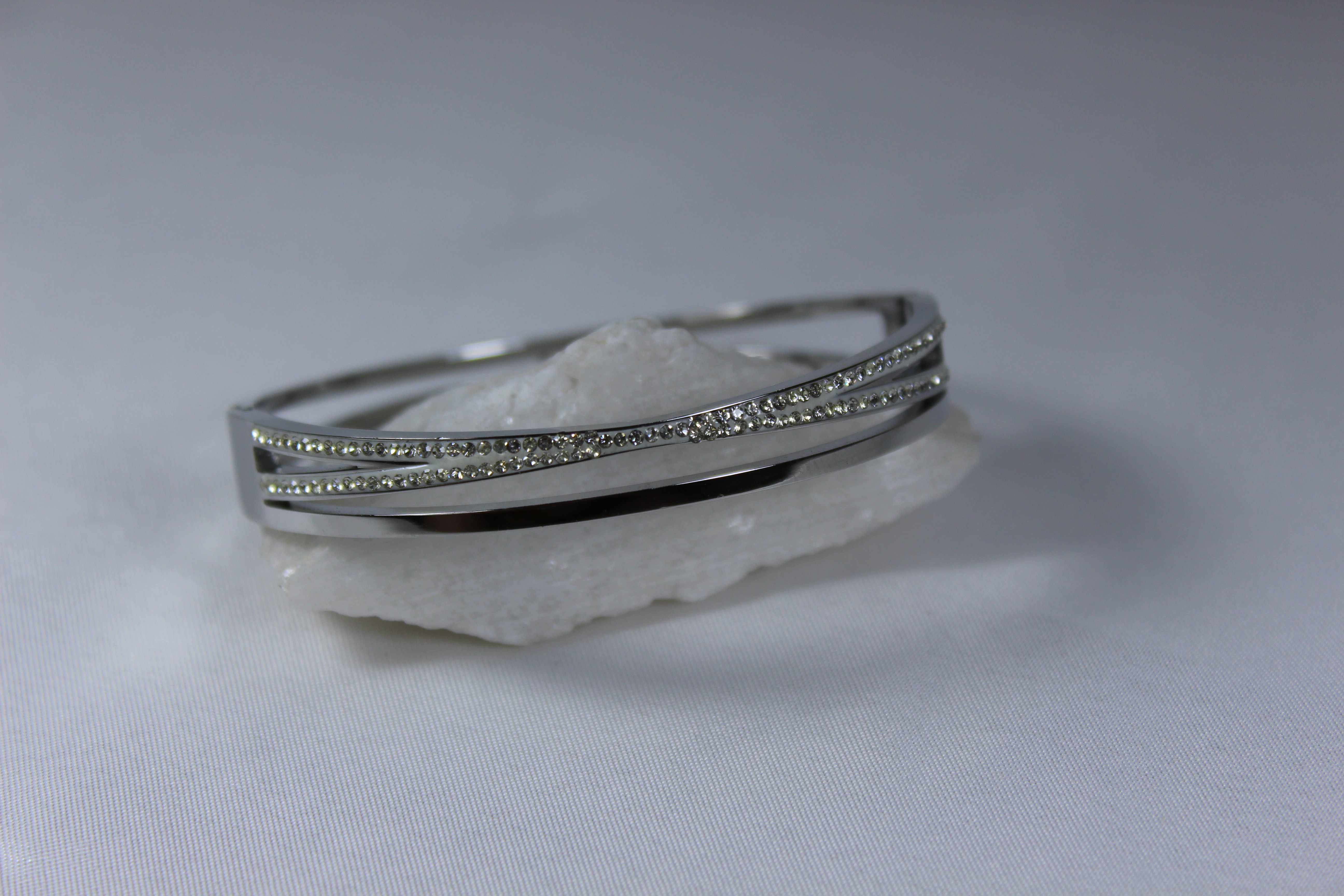 Silver Stream – Üç Sıralı Parlak Bileklik