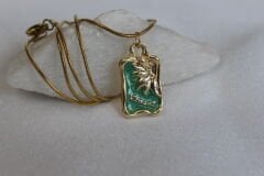 Emerald Angel – Mineli Yaprak Desenli Kolye