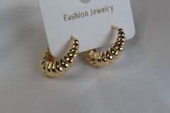 Golden Twist – Kabartmalı Çelik Halka Küpe