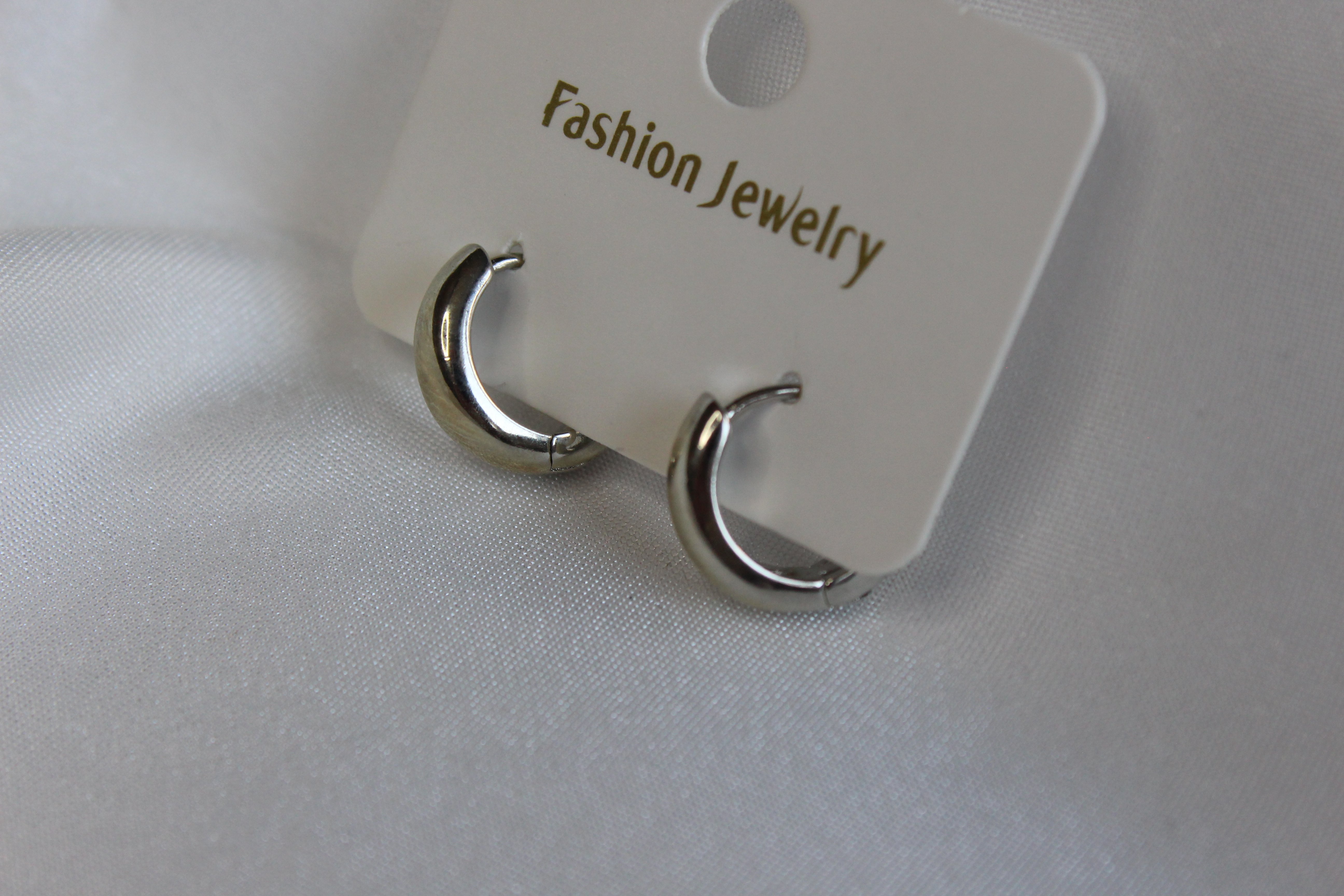 Silver Loop – Minimal Çelik Küpe